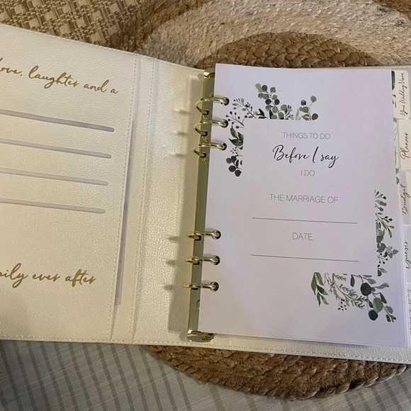 Wedding‎ Planner Binder “Future Mrs.” In White with Gold Writing   Faux Leather - Picture 3 of 9